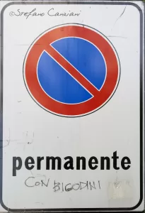 Divieto di Sosta Permanente Cartello di divieto di sosta permanente con scritta manoscritta con bigodini