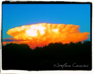 Tramonto spettacoloso con nuvole colorate Nuvole arancioni e gialle durante il tramonto con un cielo blu
