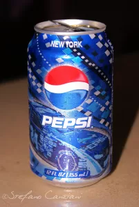 Una lattina di Pepsi con design blu e logo sulla superficie, origini da New York