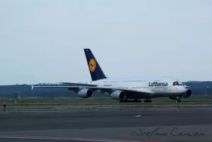 Decollo di un aereo Lufthansa Aereo Lufthansa che decolla da un aeroporto con cielo sereno