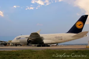 Decollo di un aereo Lufthansa Aereo Lufthansa in fase di decollo con cielo blu sullo sfondo