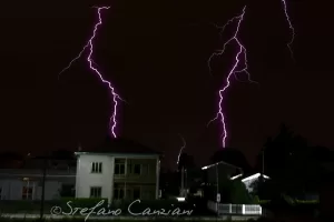 Fulmini nel cielo notturno Immagine di fulmini che colpiscono un cielo notturno scuro sopra un paesaggio urbano