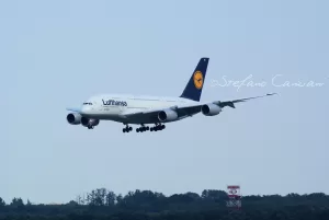 Aereo Lufthansa in atterraggio Aereo Lufthansa A380 in fase di atterraggio su sfondo blu