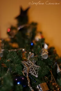 Albero di Natale Decorato Decorazione di un albero di Natale con ornamenti lucenti e stelle di filo metallico