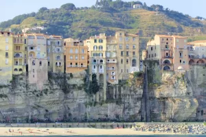 Edifici costieri affacciati sul mare Panorama di edifici colorati su una scogliera a picco sul mare