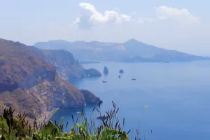 Panorama della costa delle Isole Eolie con scogliere e isole nel mare blu