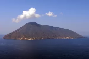 Isola di Salina con il cielo azzurro sereno