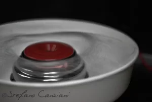 Macchina per zucchero filato Una macchina per zucchero filato con una ciotola bianca e un cerchio rosso che produce zucchero filato