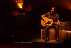 Luciano Ligabue – Concerto dal vivo di un musicista Luciano Ligabue - Musicista che suona la chitarra acustica sul palco durante un concerto