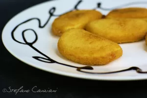 Deliziose crocchette dorate su un piatto decorato con salsa al cioccolato