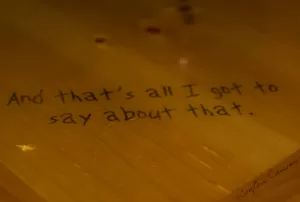 Citazione significativa su tavolo Citazione su tavolo di legno con scritta in corsivo che riflette un pensiero profondo