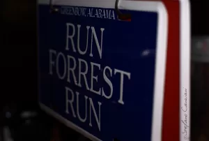 Targa iconica di Forrest Gump Targa con la scritta 'RUN FORREST RUN' in blu e bianco, simbolo iconico del film