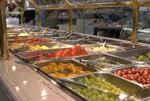 Buffet di Insalate e Frutta Buffet di insalate e frutta fresca in un ristorante con diverse opzioni colorate