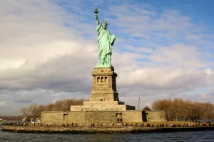 Statua della Libertà su Liberty Island a New York sotto un cielo nuvoloso