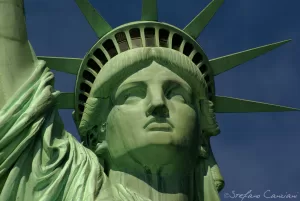 Statua della Libertà in Primo Piano Focal close-up of the Statue of Liberty, showcasing its crown and facial features