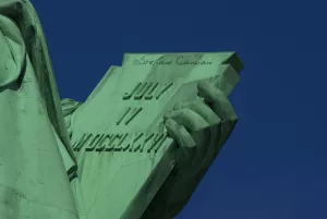 Dettaglio della statua della Libertà Dettaglio della statua della Libertà con la data del 4 luglio 1776 incisa