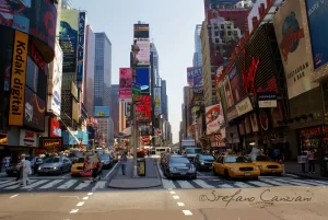 Vista dinamica di Times Square a New York con taxi gialli e cartelloni luminosi