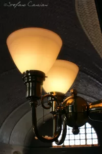 Lampadari vintage con paralumi luminosi in un ambiente architettonico elegante