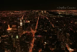 Vista notturna di New York Panorama notturno su New York con grattacieli e strade illuminate
