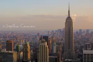 Empire State Building al Tramonto Vista panoramica dell'Empire State Building a New York con il skyline circostante