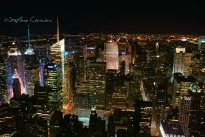 Veduta notturna di Manhattan con grattacieli illuminati e skyline scintillante