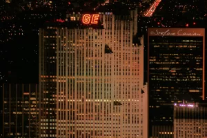 Grattacieli di New York illuminati di notte Vista notturna di grattacieli a New York con insegne luminose di GE e Sapphire Condominium