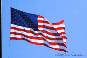 Bandiera degli Stati Uniti d'America che sventola sotto un cielo azzurro