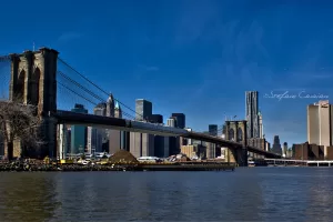 Ponte di Brooklyn e skyline di New York Vista panoramica del ponte di Brooklyn con skyline di New York sullo sfondo