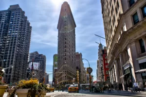Edificio Flatiron a New York Edificio Flatiron a New York, icona architettonica con cielo sereno e traffico urbano