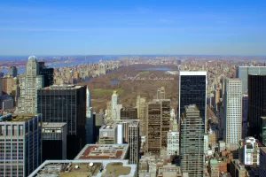 Veduta panoramica di Manhattan con Central Park sullo sfondo e cielo blu