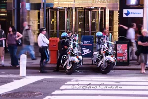 Ritmo cittadino Poliziotti su motociclette in un vivace incrocio di Times Square a New York