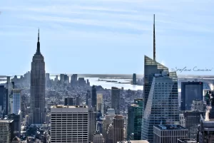Vista panoramica di New York Panorama di New York con l'Empire State Building e grattacieli moderni
