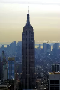 Empire State Building che si erge sopra il panorama di New York all'orizzonte