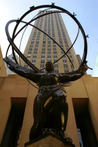 Statua di Atlante a New York Statua di Atlante che regge il globo, davanti a un grattacielo a New York