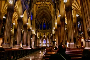 Interno di una cattedrale gotica Interno di una cattedrale con architettura gotica e illuminazione soffusa
