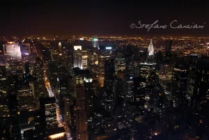 Skyline notturna di New York Panorama notturno di New York con grattacieli illuminati e la skyline scintillante