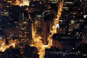 Città notturna illuminata Vista notturna di una città illuminata con strade animate e grattacieli