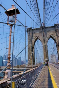 Vista del ponte di Brooklyn con piloni storici e skyline di New York sullo sfondo