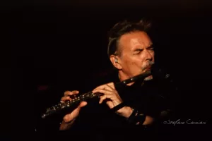 Luciano Ligabue – Esecuzione dal Vivo di un Flautista Luciano Ligabue - Un musicista che suona il flauto in un'esibizione dal vivo