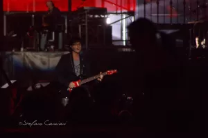 Luciano Ligabue – Concerto di Chitarra dal Vivo Luciano Ligabue - Chitarrista che si esibisce su un palco affollato durante un concerto