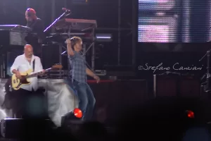 Luciano Ligabue - Artista in Concerto Luciano Ligabue - Concerto dal vivo con artista sul palco e musicisti, luci e atmosfera emozionante