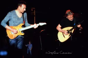 Luciano Ligabue – Concerto di chitarra dal vivo Luciano Ligabue - Due musicisti di fama suonano chitarre sul palco durante un concerto dal vivo