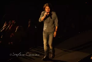 Luciano Ligabue - Concerto dal vivo di un artista Luciano Ligabue - Cantante maschile su un palco di concerto con pubblico entusiasta in primo piano
