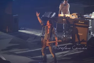 Luciano Ligabue - Concerto dal vivo di un artista rock Luciano Ligabue - Artista musicale che si esibisce su un palco con chitarra e strumentazione elettronica