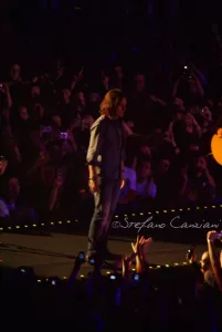 Luciano Ligabue - Concerto dal vivo dell'artista Luciano Ligabue - Artista in scena con pubblico entusiasta che scatta foto durante un concerto emozionante