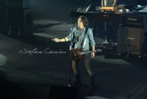 Luciano Ligabue - Concerto Live con Musicista e Chitarra Luciano Ligabue - Musicista sul palco con chitarra elettrica durante un concerto dal vivo