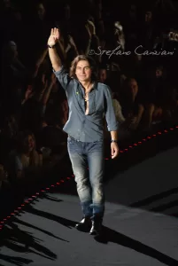 Luciano Ligabue - Concerto emozionante del cantante Luciano Ligabue - Un cantante saluta il pubblico durante un concerto con un abbigliamento casual