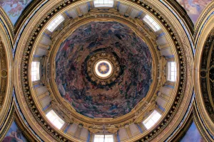 Soffitto affrescato della cattedrale Vista dell'affresco del soffitto in una cattedrale maestosa con dettagli ornamentali
