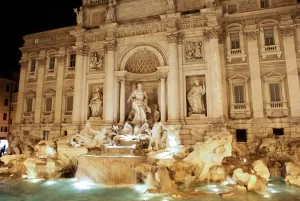 Fontana di Trevi di Notte Fontana di Trevi illuminata di notte a Roma con statue classiche e acqua cristallina