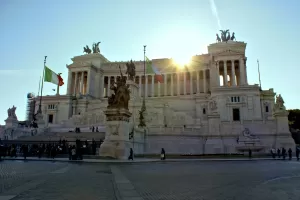 Monumento a Vittorio Emanuele II Monumento a Vittorio Emanuele II a Roma, con il sole che sorge tra le colonne